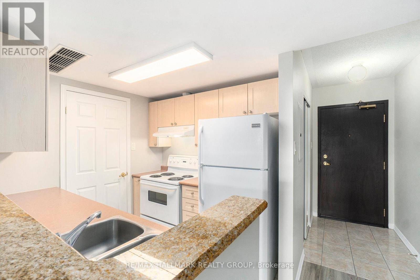 8F - 310 Central Park Drive, Ottawa, ON - Indoor Photo Showing Kitchen