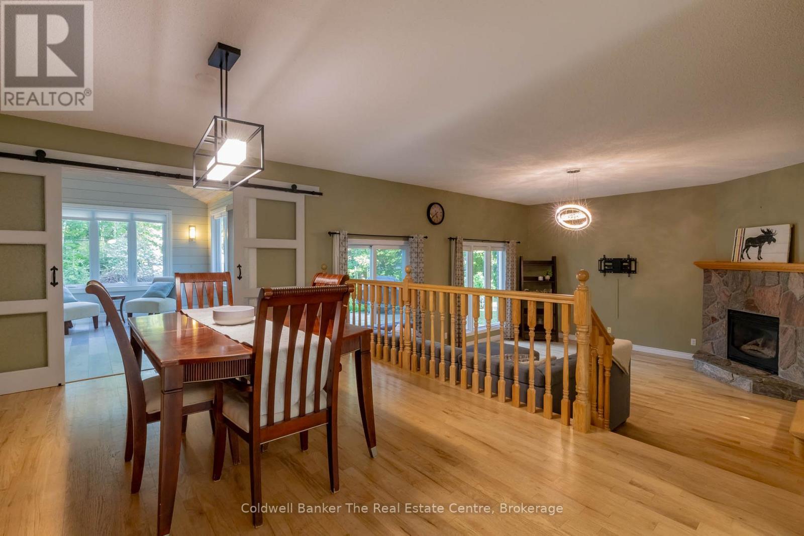 110 Forest Glen Drive, Gravenhurst (Muskoka (S)), ON - Indoor Photo Showing Dining Room With Fireplace