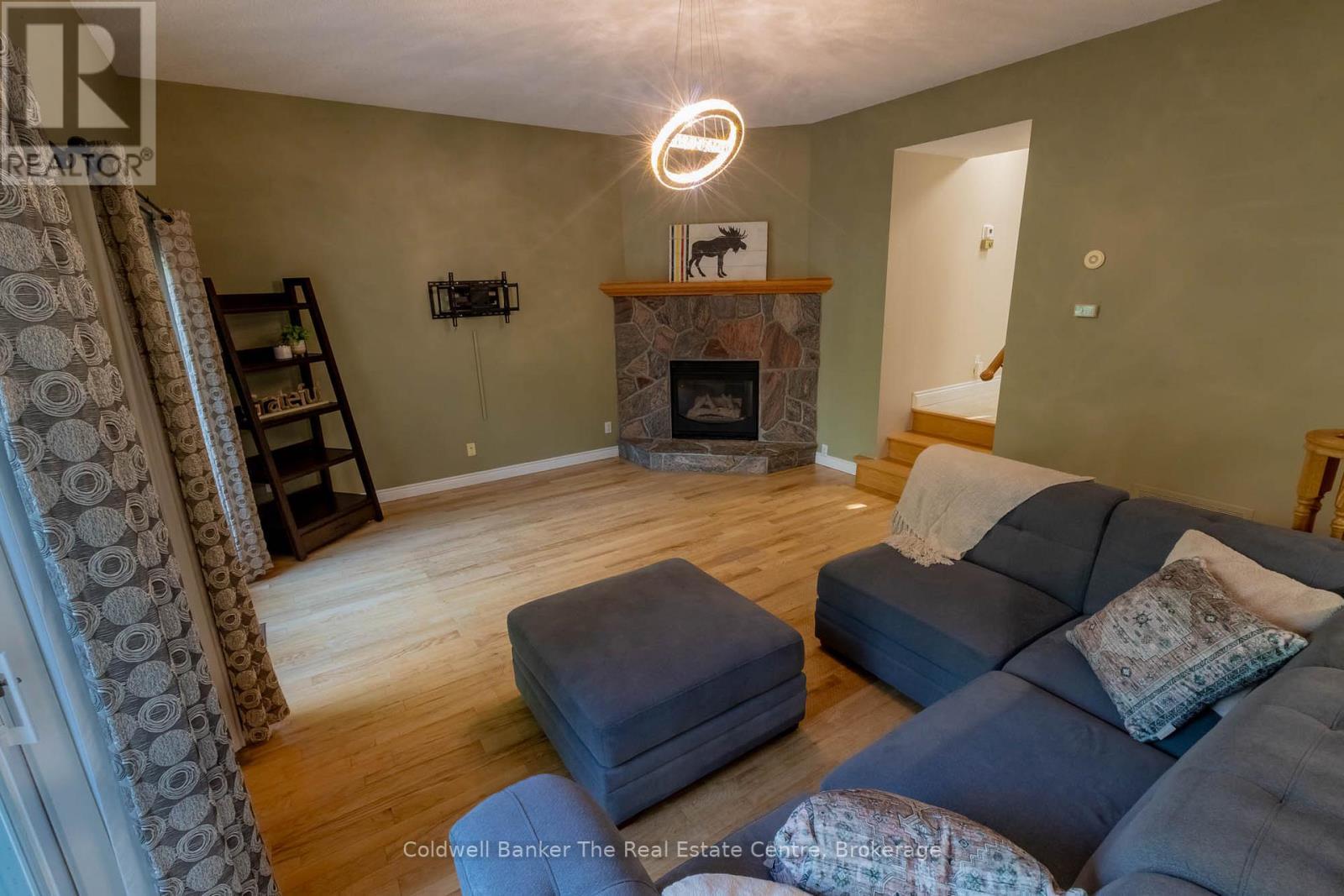 Sunken Living room with gas fireplace. - 110 Forest Glen Drive, Gravenhurst (Muskoka (S)), ON - Indoor Photo Showing Living Room With Fireplace