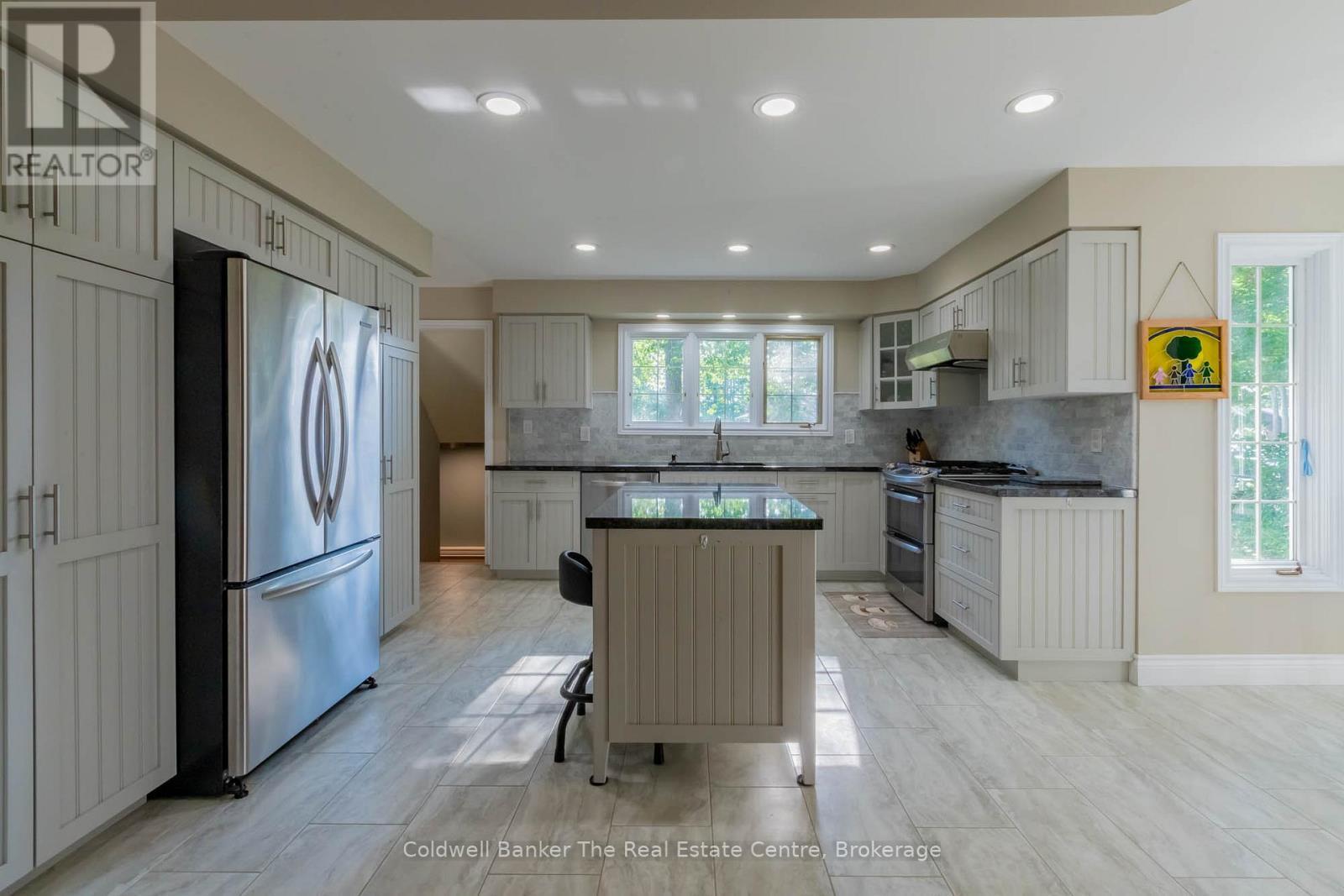110 Forest Glen Drive, Gravenhurst (Muskoka (S)), ON - Indoor Photo Showing Kitchen