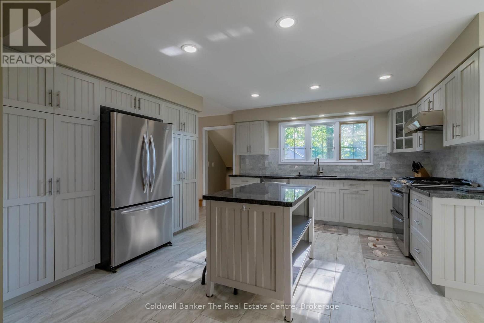 110 Forest Glen Drive, Gravenhurst (Muskoka (S)), ON - Indoor Photo Showing Kitchen With Upgraded Kitchen