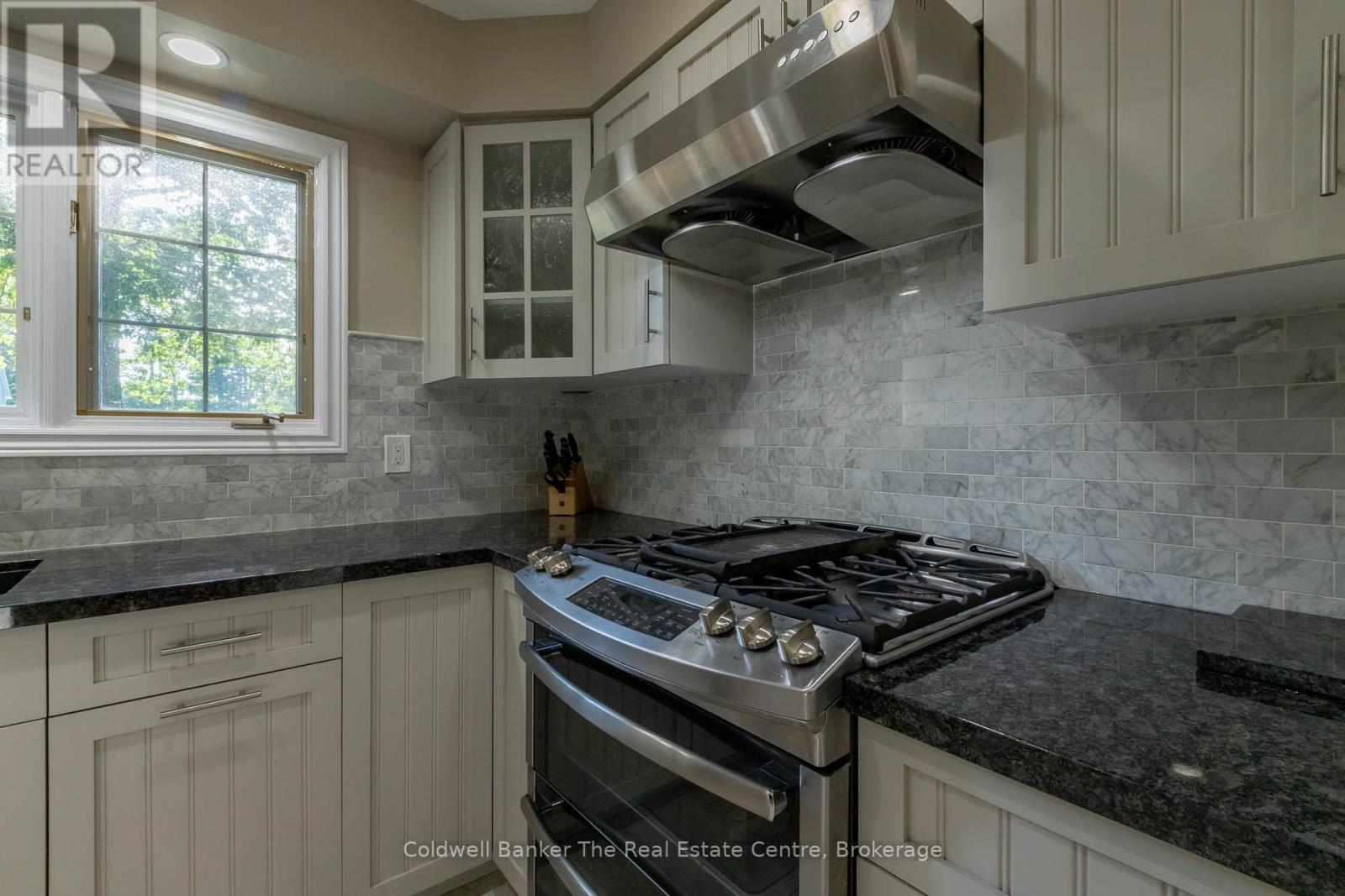Gas stove. - 110 Forest Glen Drive, Gravenhurst (Muskoka (S)), ON - Indoor Photo Showing Kitchen With Upgraded Kitchen