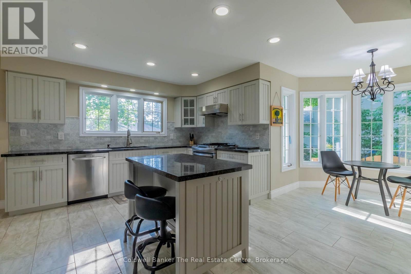 110 Forest Glen Drive, Gravenhurst (Muskoka (S)), ON - Indoor Photo Showing Kitchen With Upgraded Kitchen