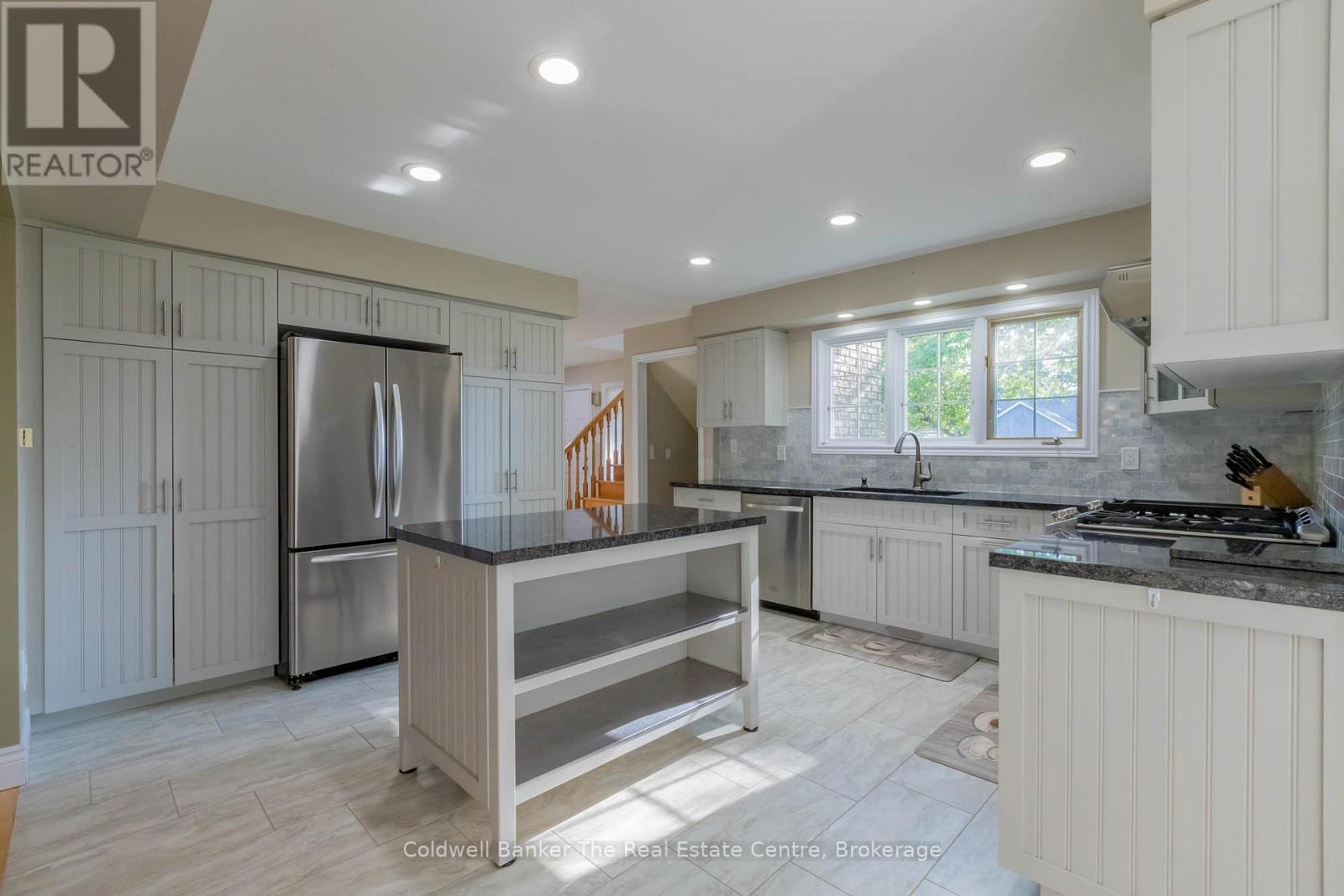 110 Forest Glen Drive, Gravenhurst (Muskoka (S)), ON - Indoor Photo Showing Kitchen With Stainless Steel Kitchen With Upgraded Kitchen