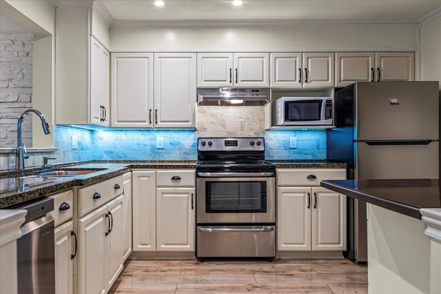 301 2575 Ware Street, Abbotsford, BC - Indoor Photo Showing Kitchen