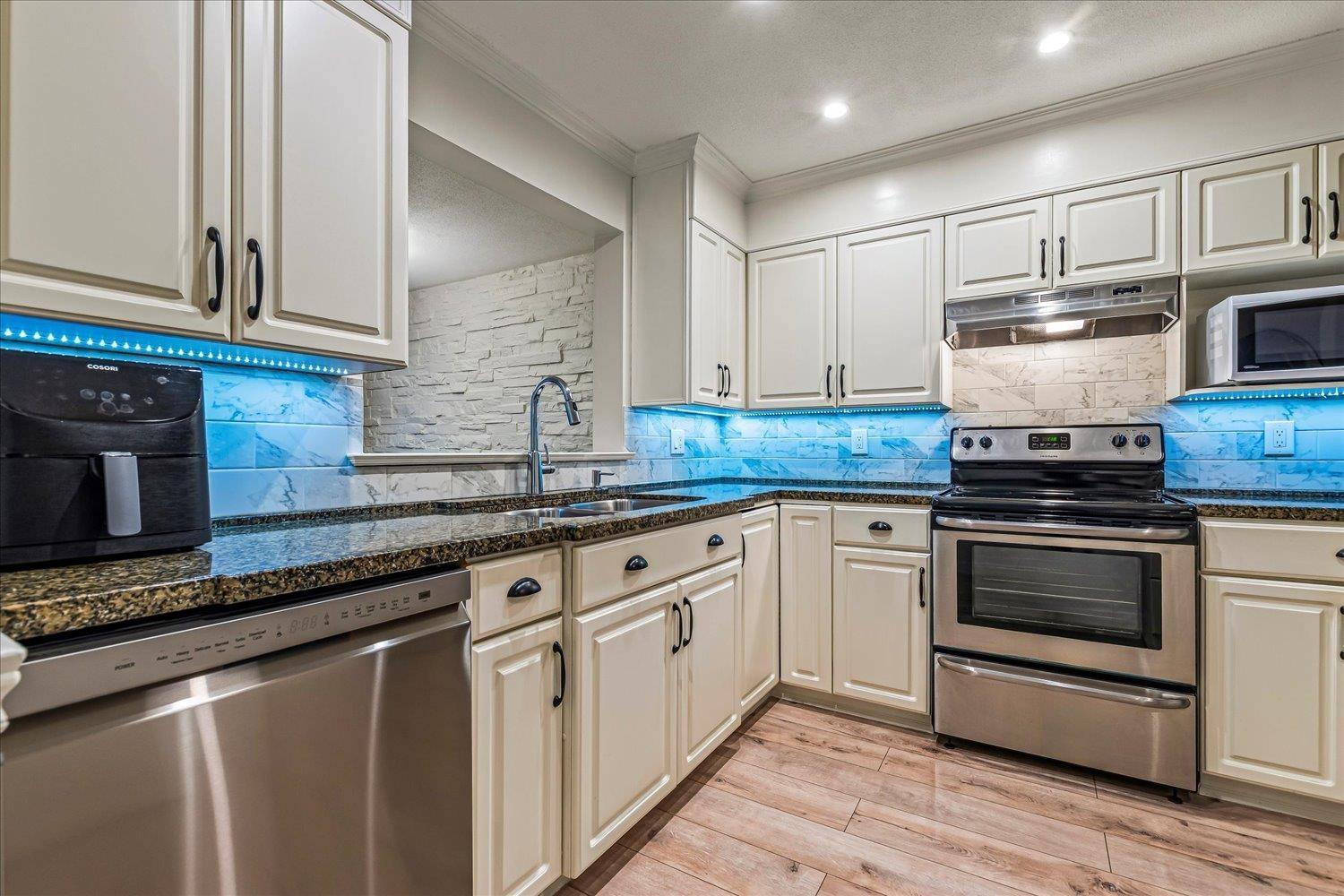 301 2575 Ware Street, Abbotsford, BC - Indoor Photo Showing Kitchen