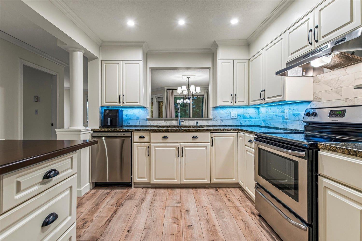 301 2575 Ware Street, Abbotsford, BC - Indoor Photo Showing Kitchen