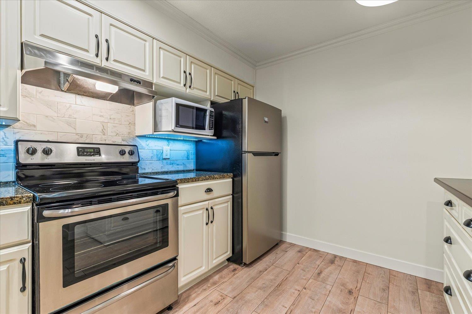 301 2575 Ware Street, Abbotsford, BC - Indoor Photo Showing Kitchen