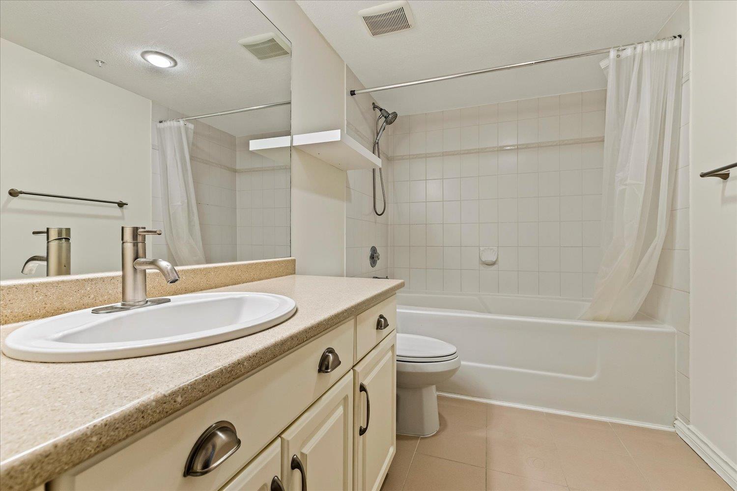 301 2575 Ware Street, Abbotsford, BC - Indoor Photo Showing Bathroom