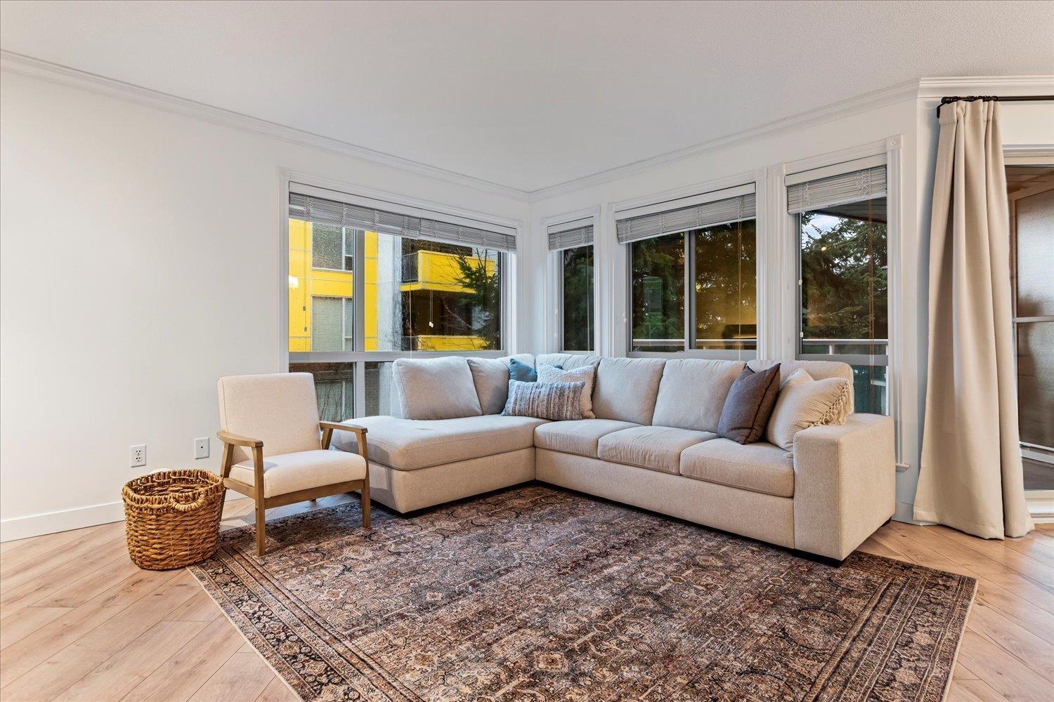 301 2575 Ware Street, Abbotsford, BC - Indoor Photo Showing Living Room