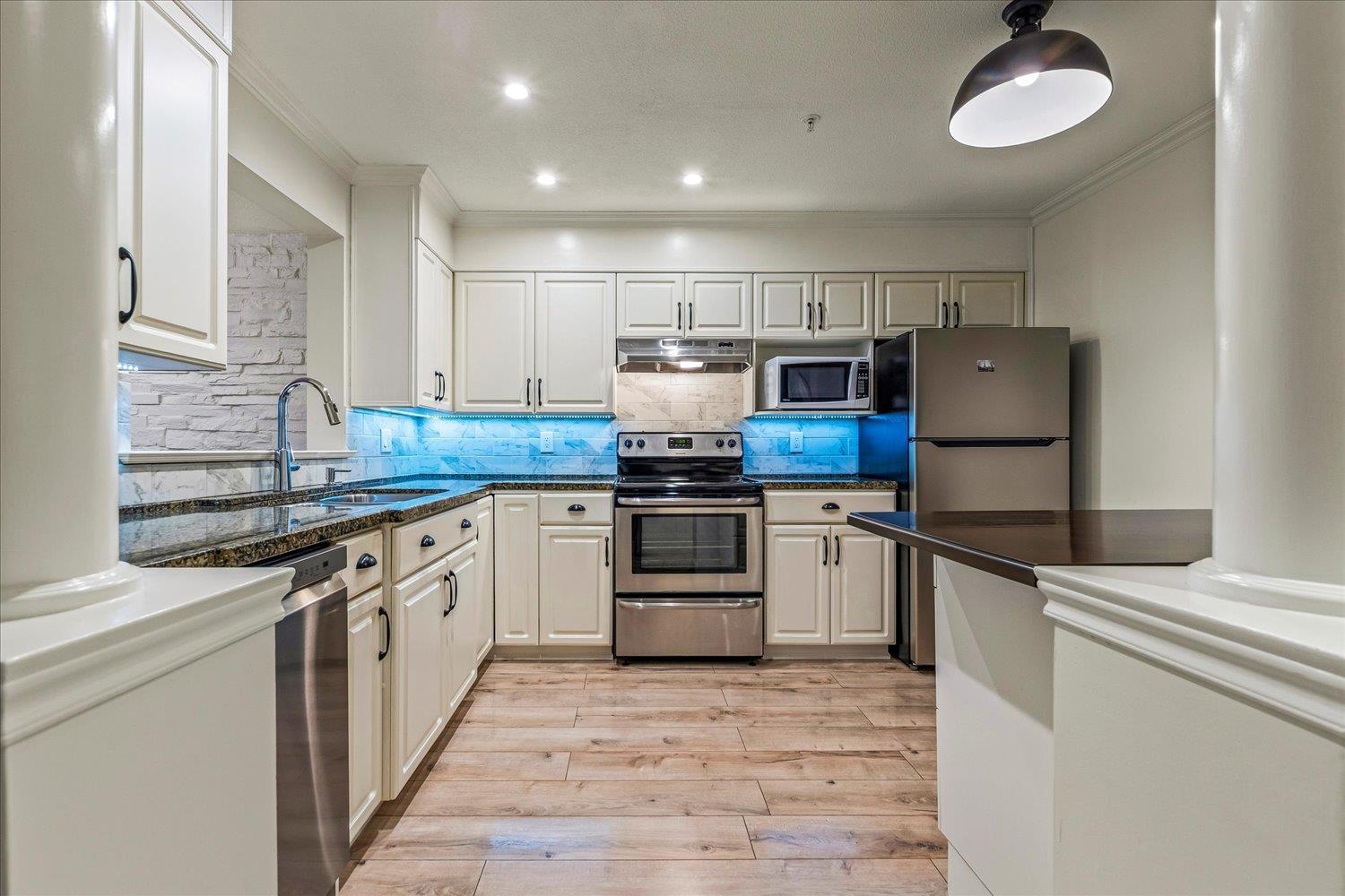 301 2575 Ware Street, Abbotsford, BC - Indoor Photo Showing Kitchen