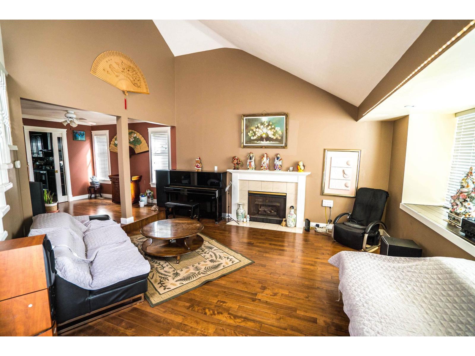 9420 157 Street, Surrey, BC - Indoor Photo Showing Living Room With Fireplace
