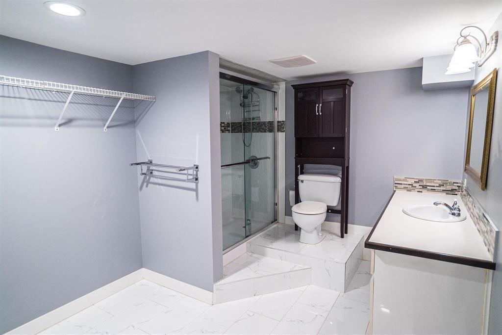 9420 157 Street, Surrey, BC - Indoor Photo Showing Bathroom