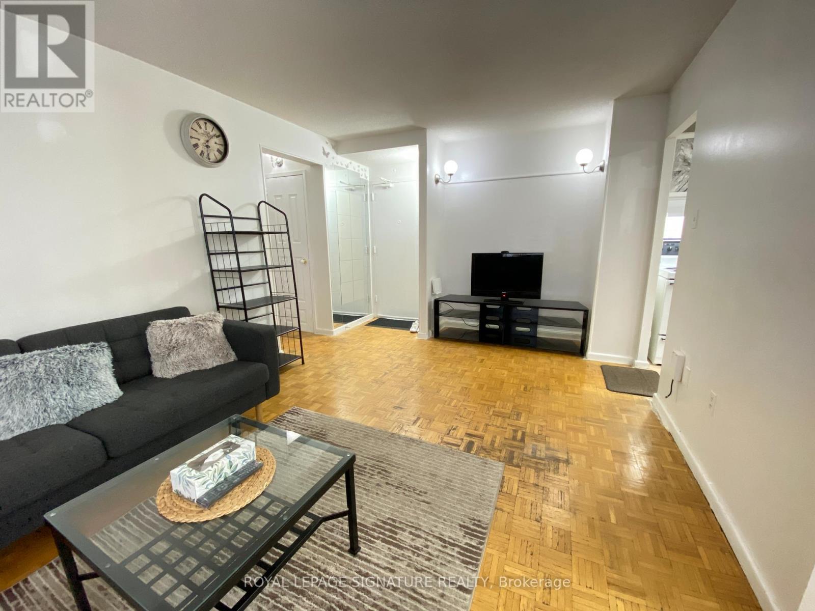 912 - 100 Leeward Glenway, Toronto, ON - Indoor Photo Showing Living Room