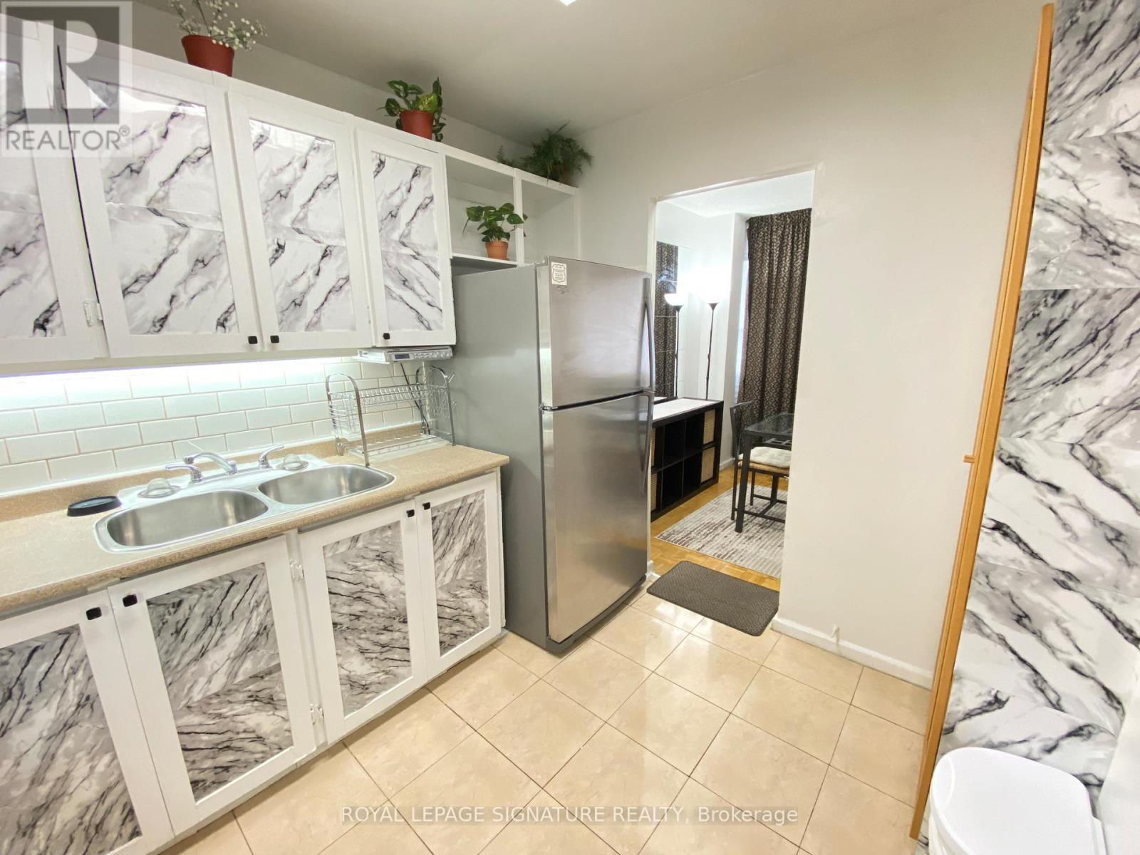 912 - 100 Leeward Glenway, Toronto, ON - Indoor Photo Showing Kitchen With Double Sink