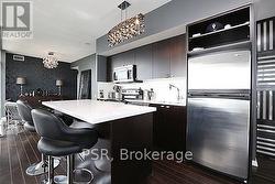 Huge Island/Breakfast Bar -