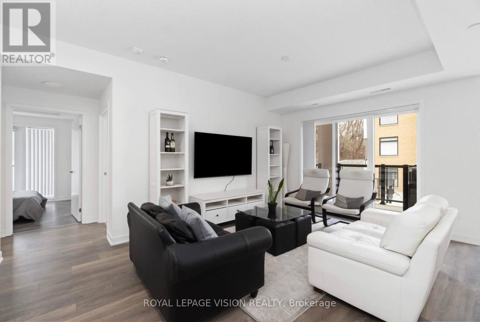 209 - 130 Canon Jackson Drive, Toronto, ON - Indoor Photo Showing Living Room