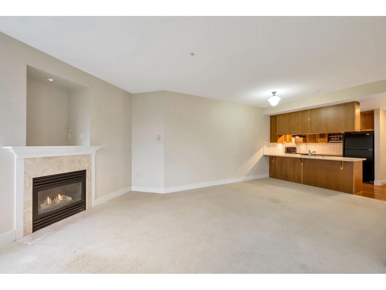 304 15392 16A Avenue, Surrey, BC - Indoor Photo Showing Other Room With Fireplace