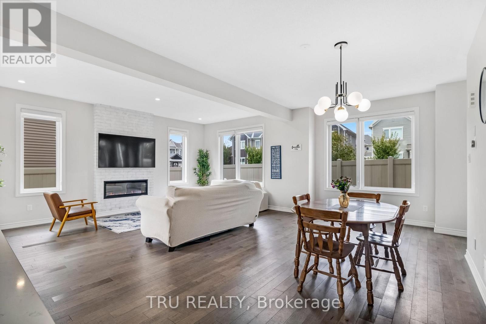 20 Coppermine Street, Ottawa, ON - Indoor With Fireplace