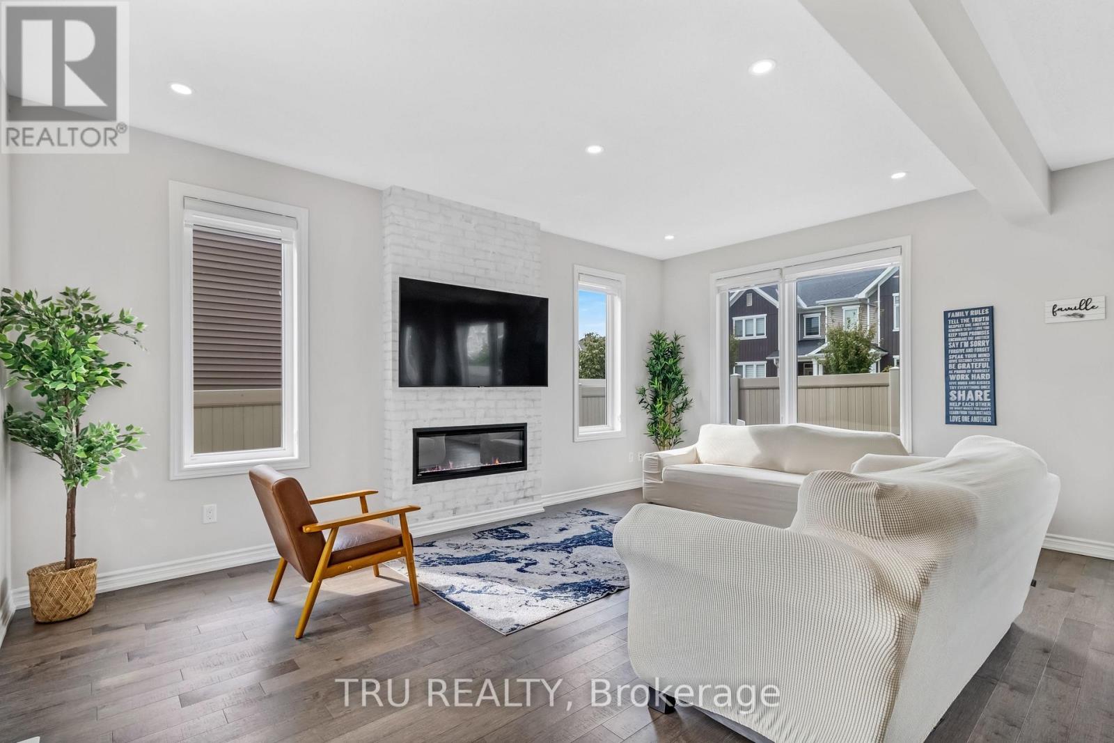 20 Coppermine Street, Ottawa, ON - Indoor Photo Showing Living Room With Fireplace