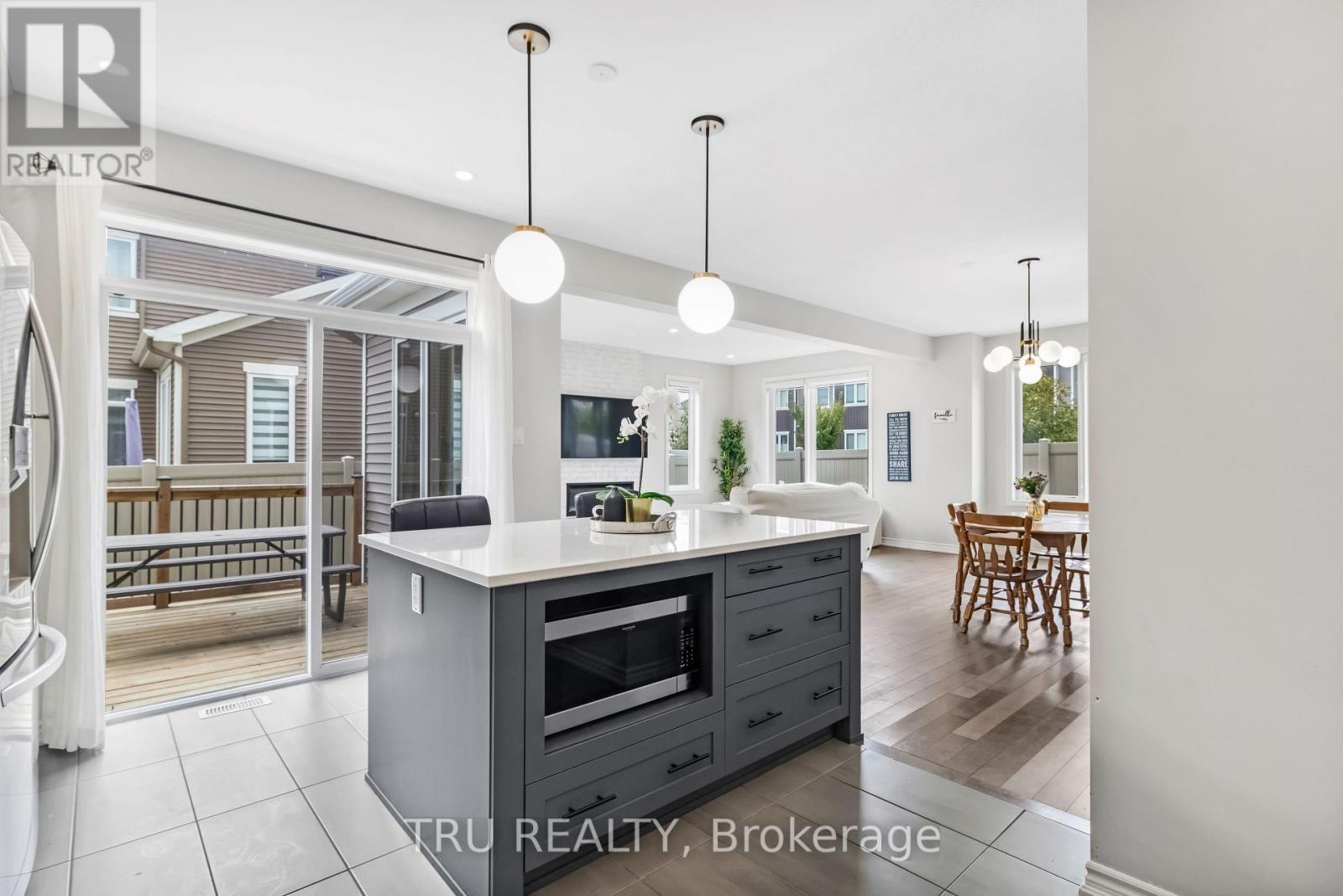 20 Coppermine Street, Ottawa, ON - Indoor Photo Showing Kitchen With Upgraded Kitchen