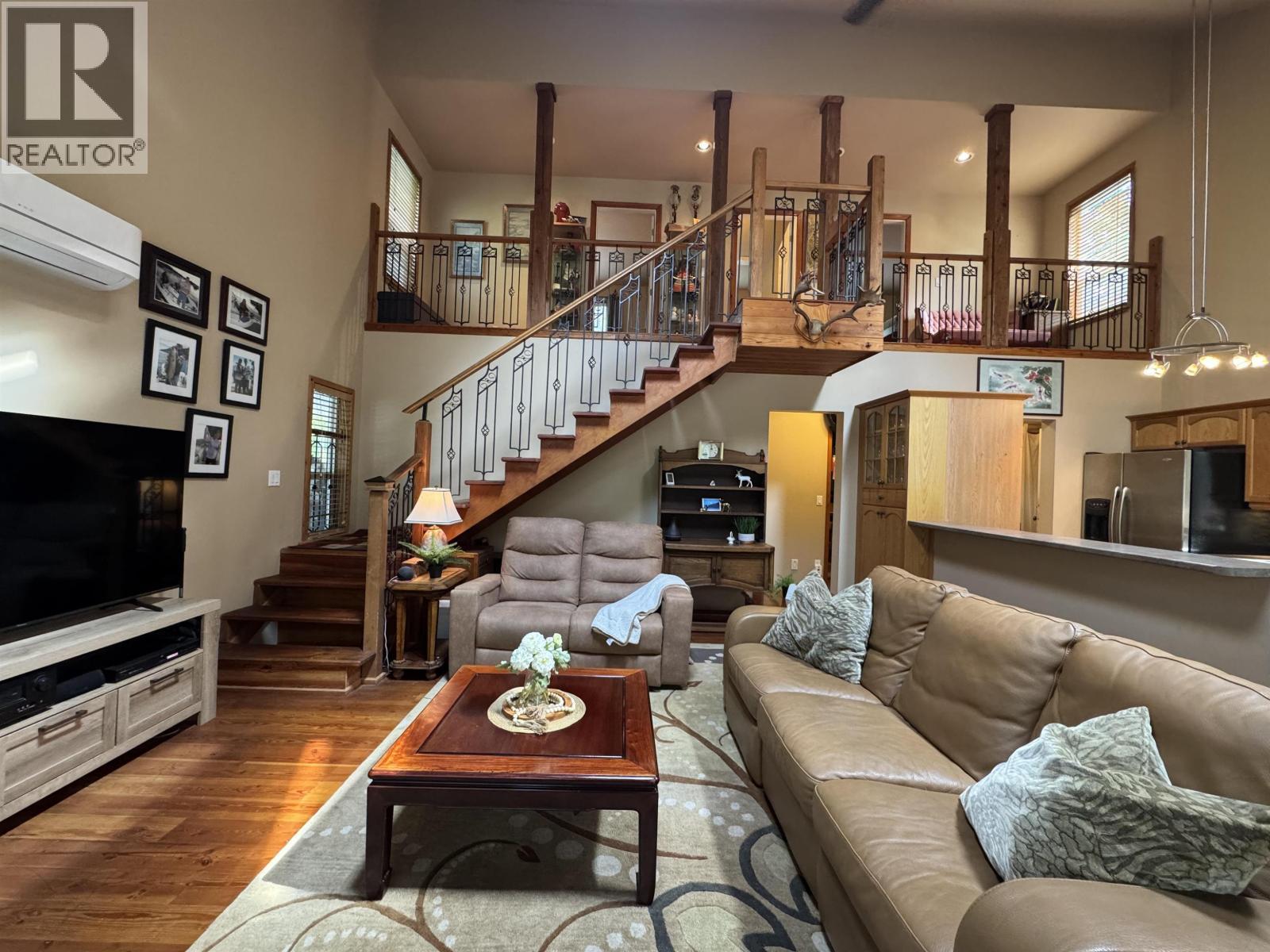 714 Charter Road, Mayne Island, BC - Indoor Photo Showing Living Room