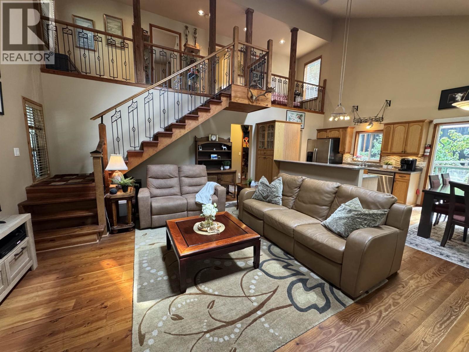 714 Charter Road, Mayne Island, BC - Indoor Photo Showing Living Room
