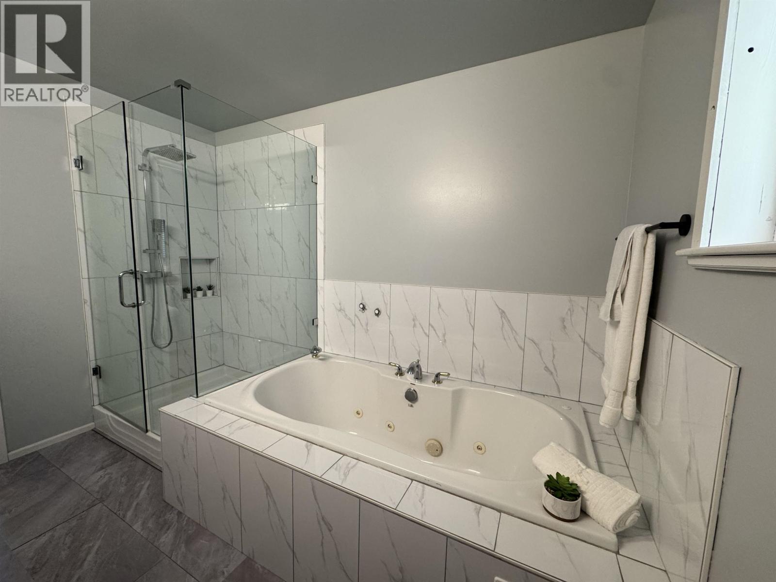 714 Charter Road, Mayne Island, BC - Indoor Photo Showing Bathroom