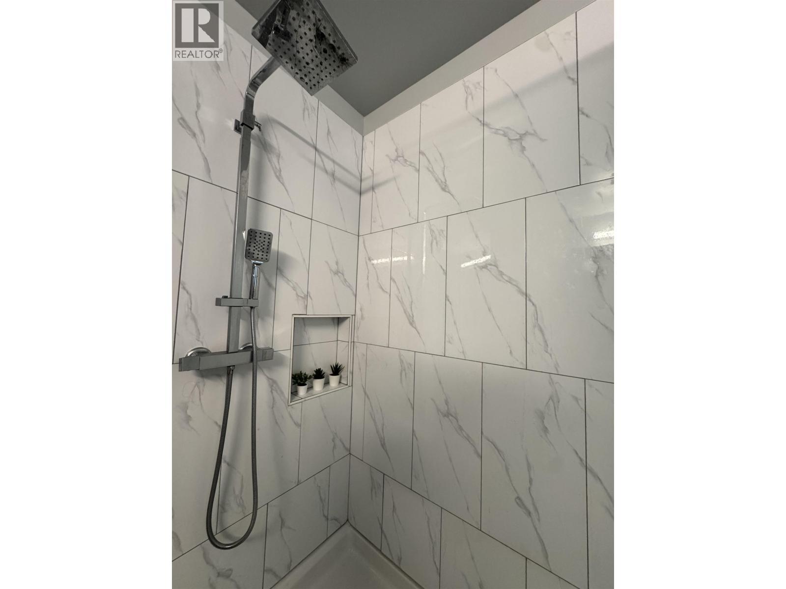 714 Charter Road, Mayne Island, BC - Indoor Photo Showing Bathroom