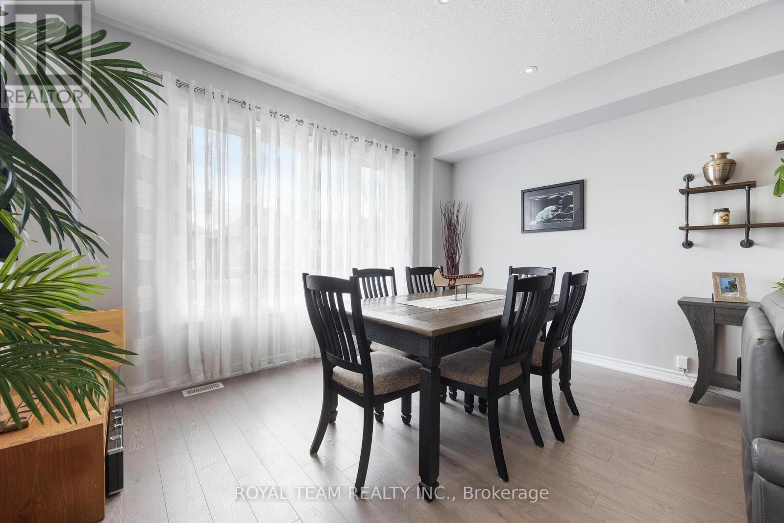 218 Richardson Crescent, Bradford West Gwillimbury, ON - Indoor Photo Showing Dining Room