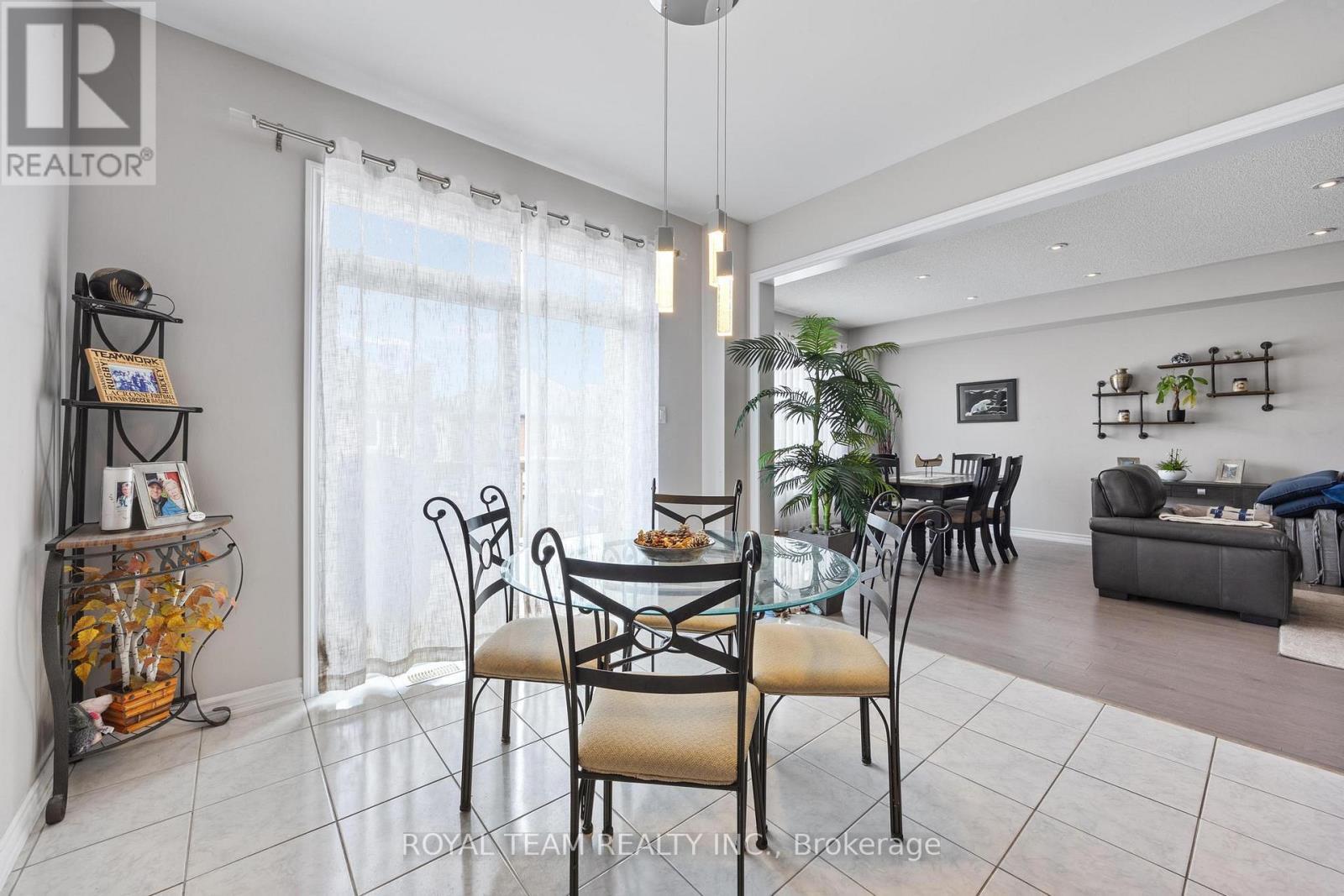218 Richardson Crescent, Bradford West Gwillimbury, ON - Indoor Photo Showing Dining Room