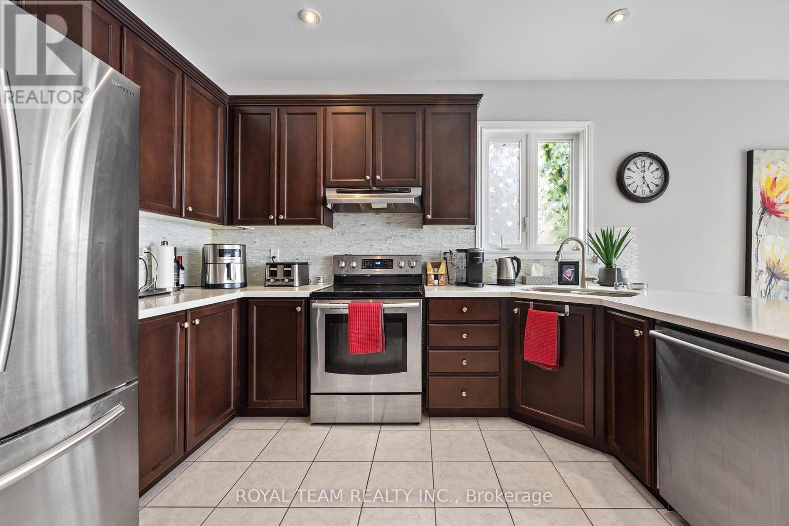 218 Richardson Crescent, Bradford West Gwillimbury, ON - Indoor Photo Showing Kitchen With Stainless Steel Kitchen