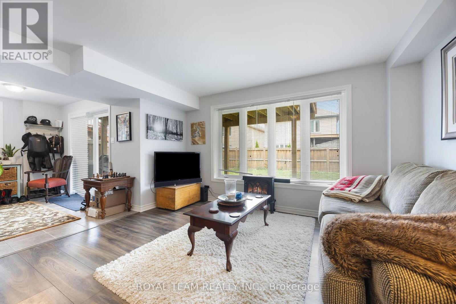218 Richardson Crescent, Bradford West Gwillimbury, ON - Indoor Photo Showing Living Room