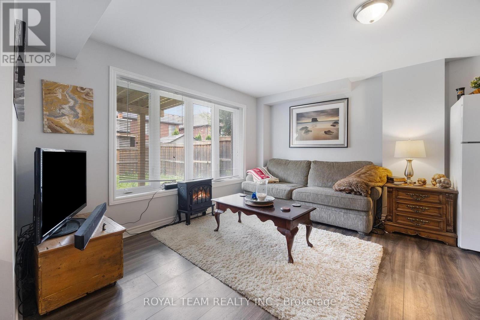 218 Richardson Crescent, Bradford West Gwillimbury, ON - Indoor Photo Showing Living Room