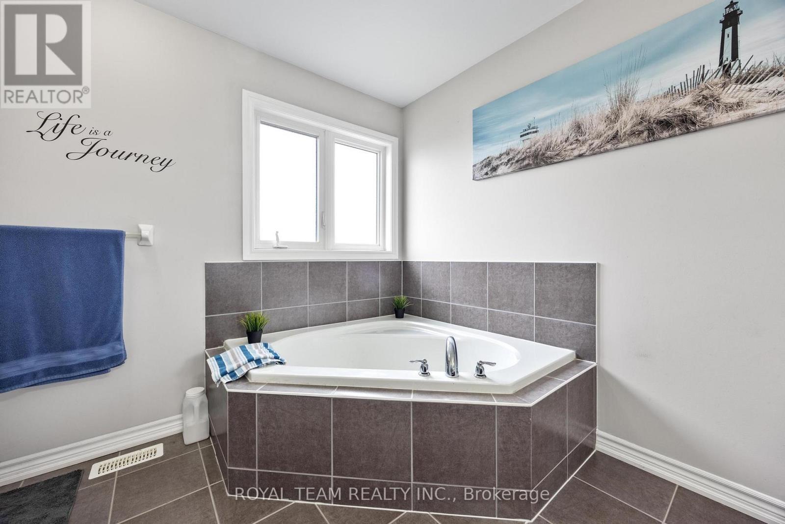 218 Richardson Crescent, Bradford West Gwillimbury, ON - Indoor Photo Showing Bathroom