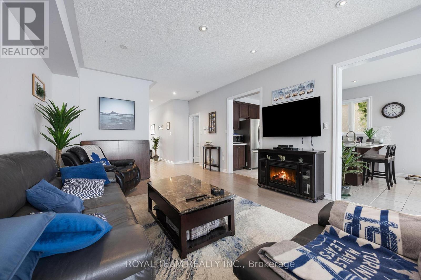 218 Richardson Crescent, Bradford West Gwillimbury, ON - Indoor Photo Showing Living Room With Fireplace
