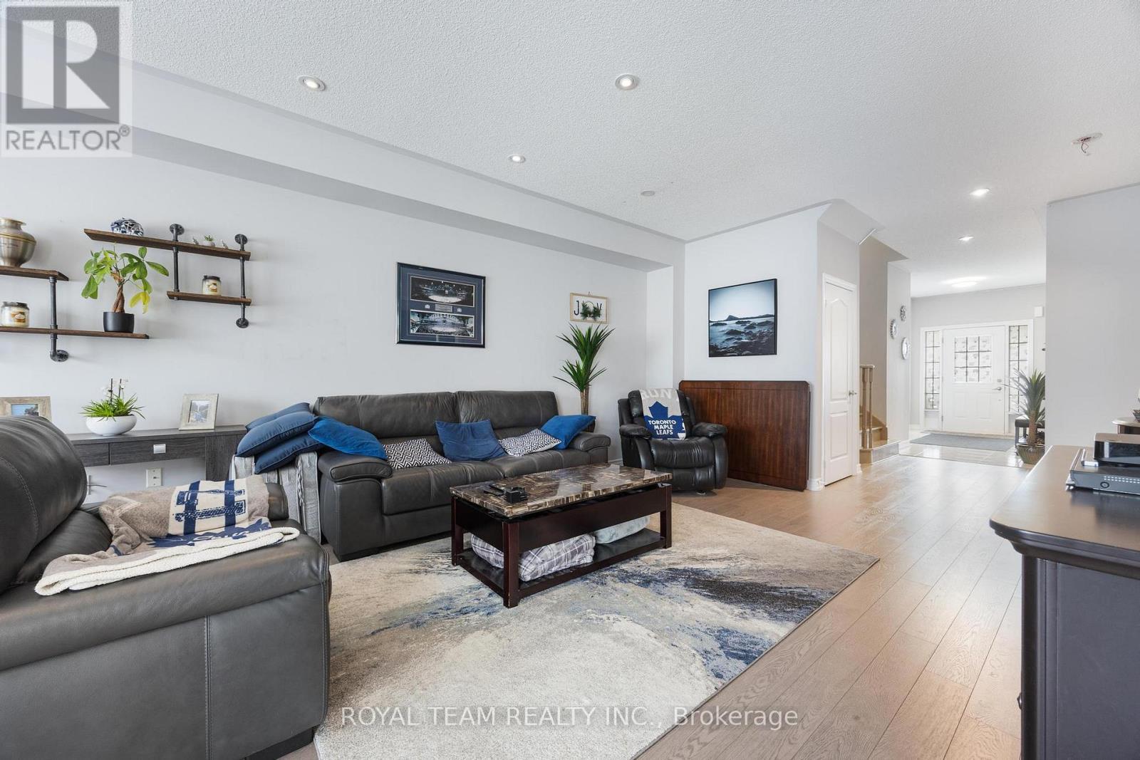 218 Richardson Crescent, Bradford West Gwillimbury, ON - Indoor Photo Showing Living Room