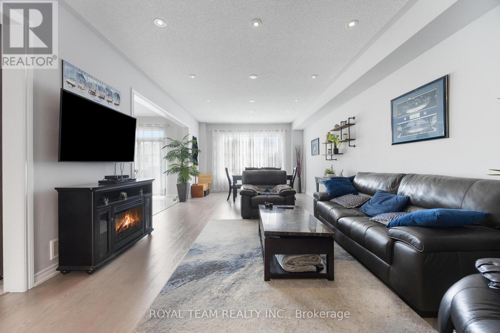218 Richardson Crescent, Bradford West Gwillimbury, ON - Indoor Photo Showing Living Room With Fireplace