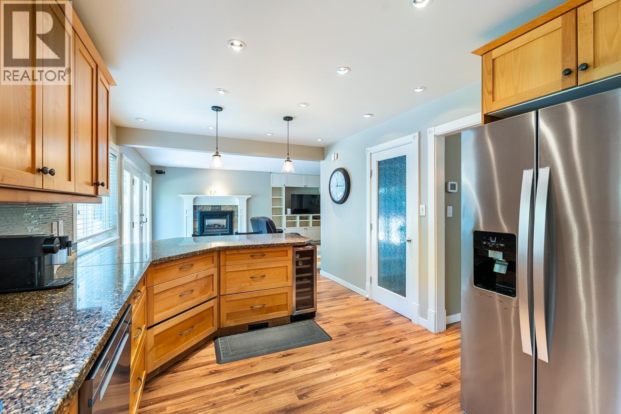 2419 Oranda Avenue, Coquitlam, BC - Indoor Photo Showing Kitchen With Upgraded Kitchen