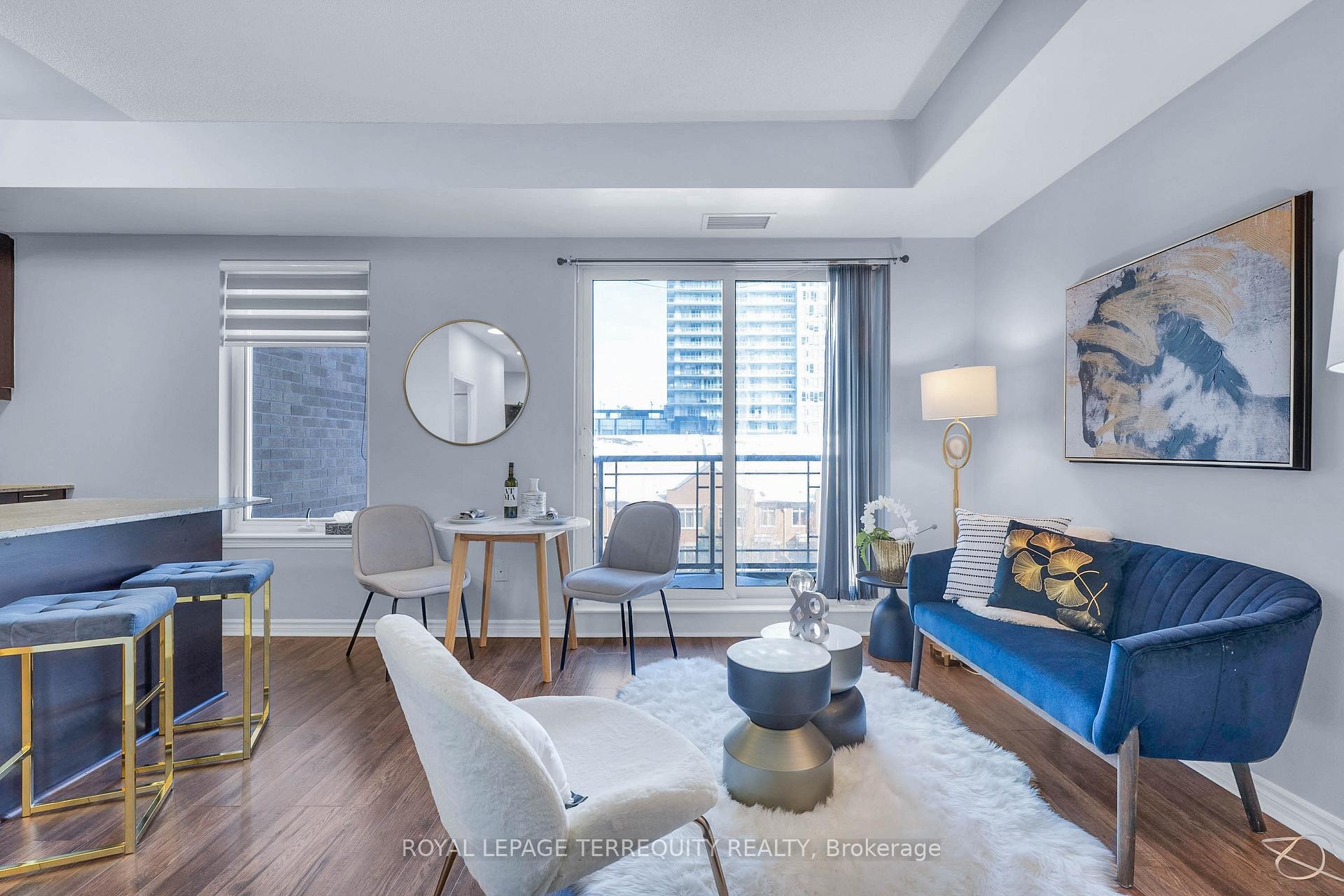 406-385 Prince Of Wales Drive, Mississauga, ON - Indoor Photo Showing Living Room