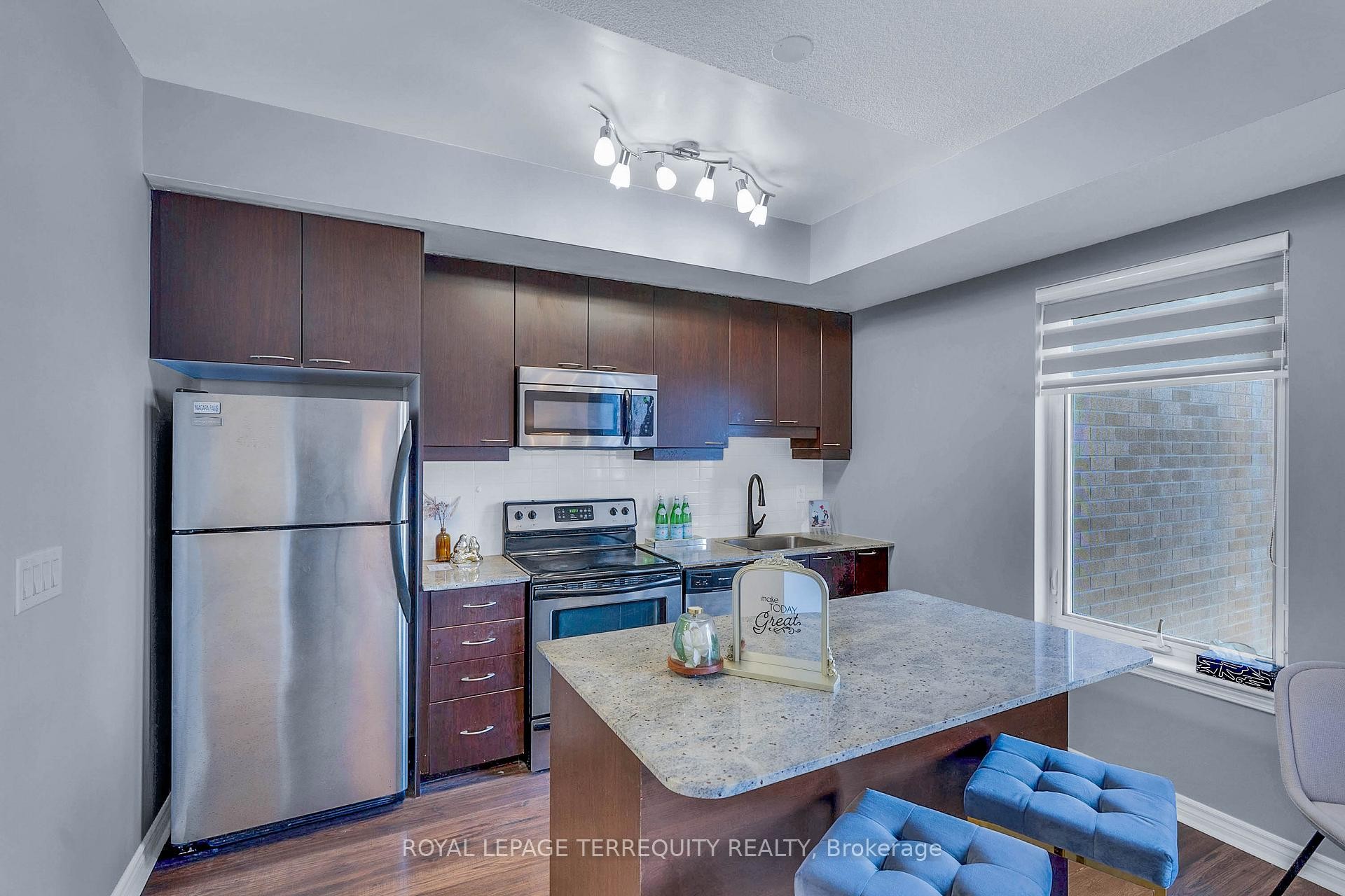 406-385 Prince Of Wales Drive, Mississauga, ON - Indoor Photo Showing Kitchen With Upgraded Kitchen