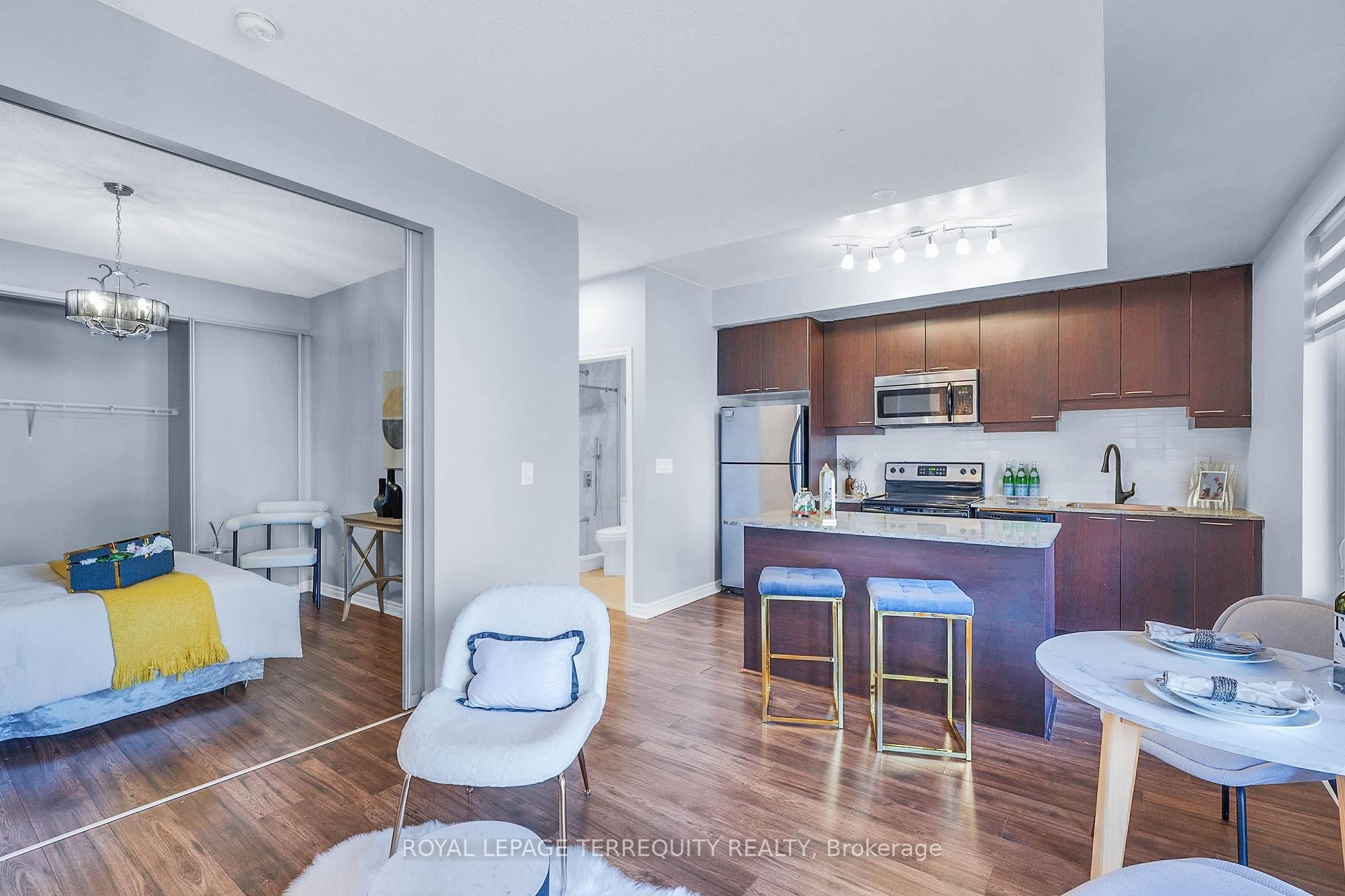 406-385 Prince Of Wales Drive, Mississauga, ON - Indoor Photo Showing Kitchen
