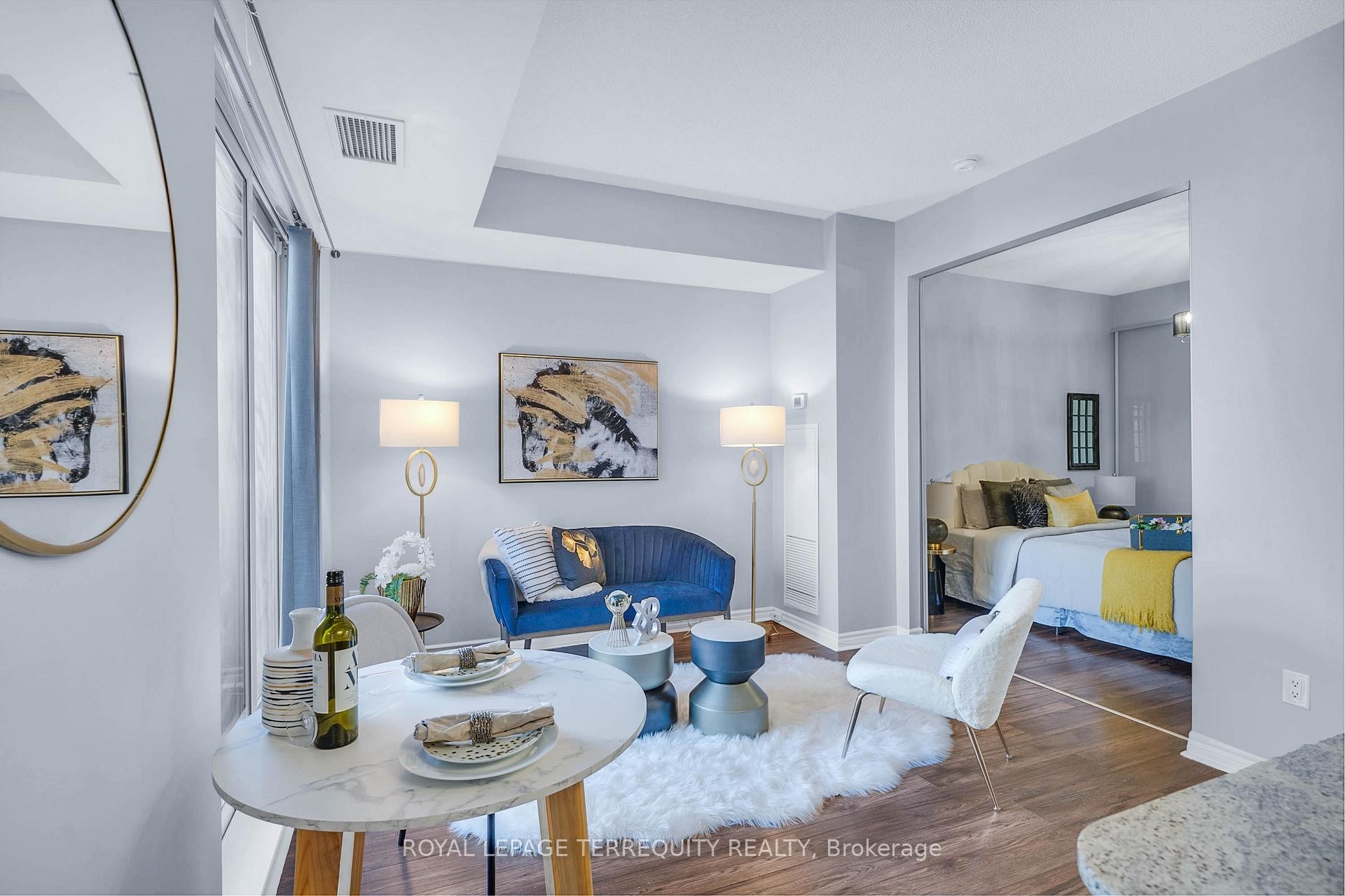 406-385 Prince Of Wales Drive, Mississauga, ON - Indoor Photo Showing Living Room