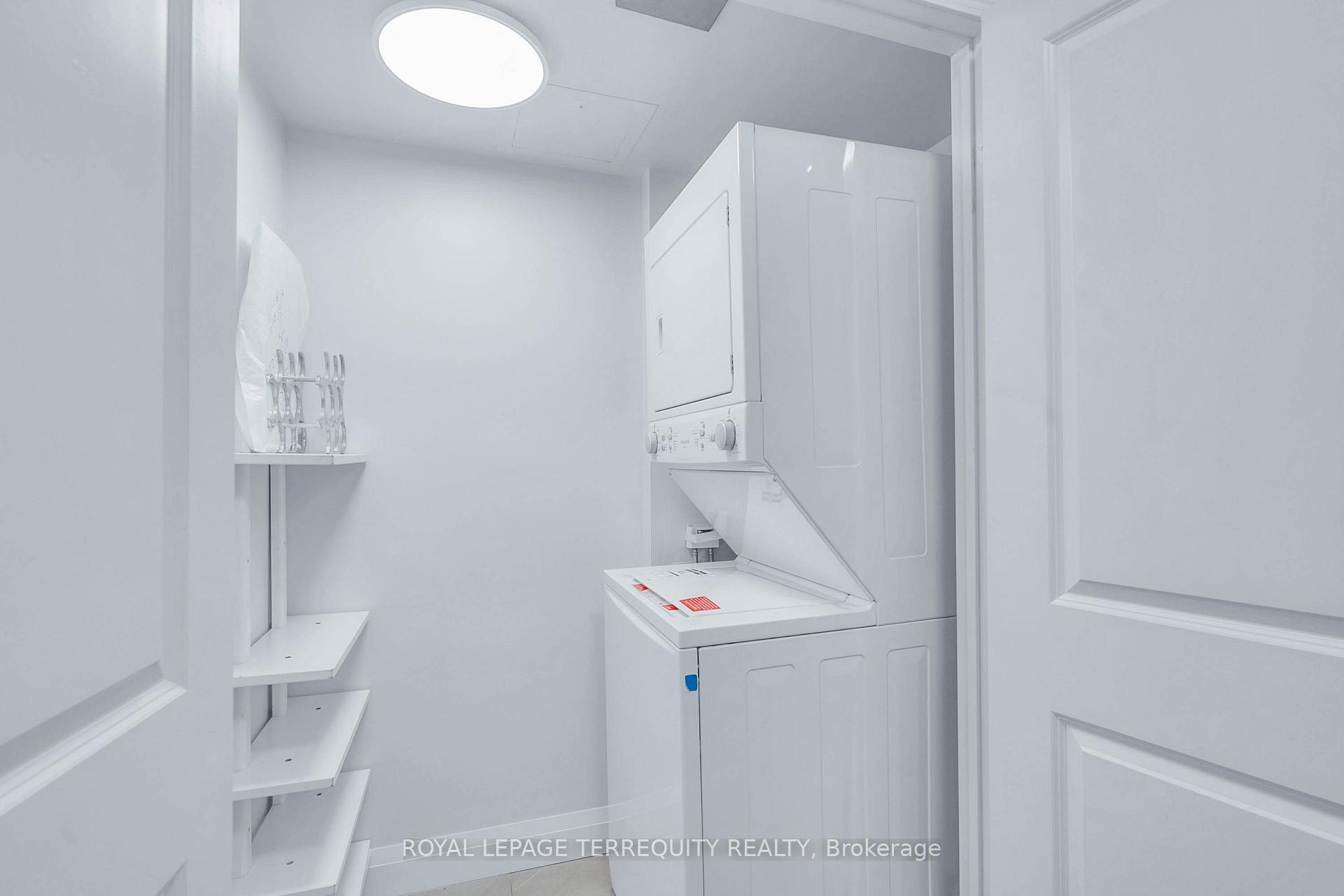 406-385 Prince Of Wales Drive, Mississauga, ON - Indoor Photo Showing Laundry Room