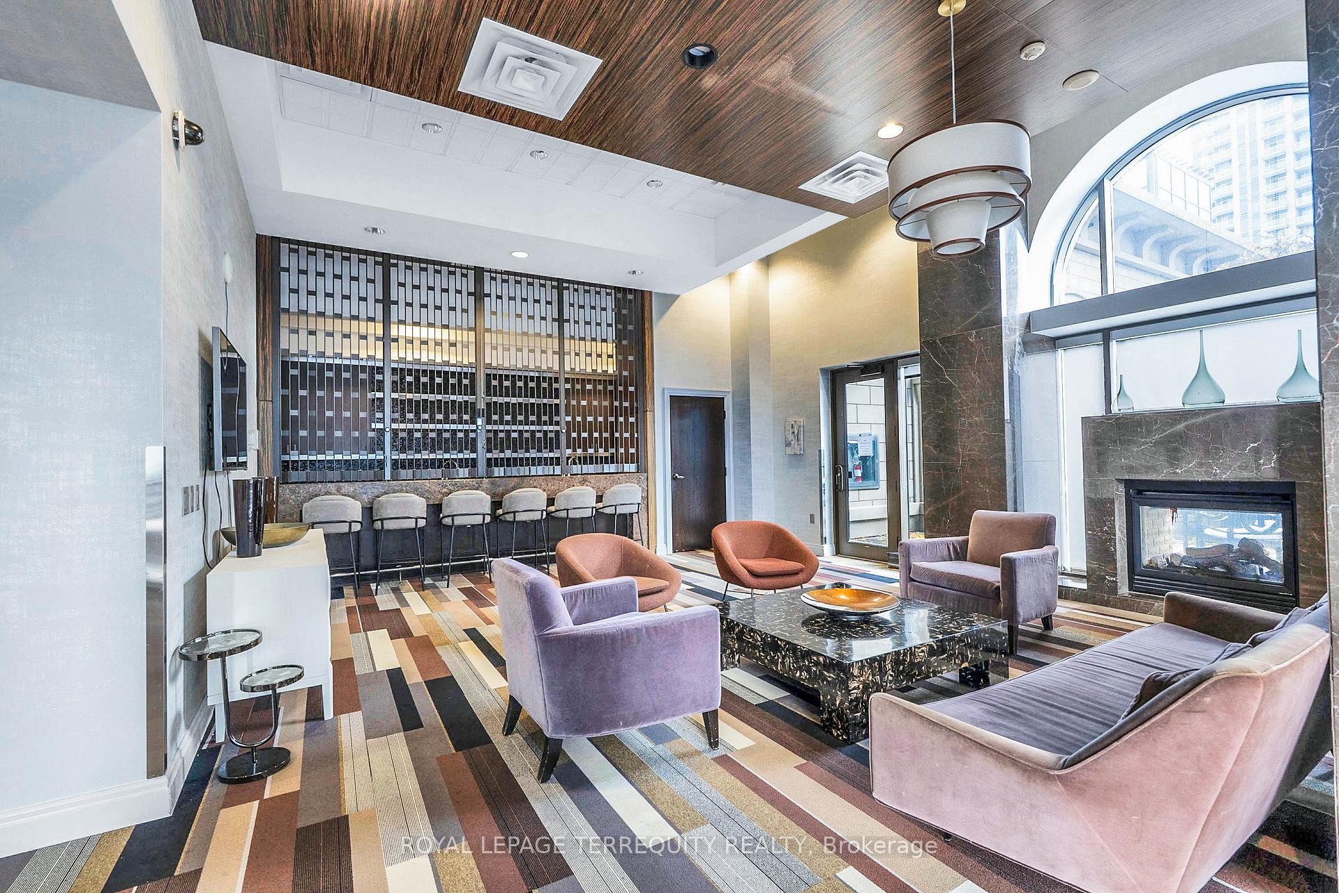 406-385 Prince Of Wales Drive, Mississauga, ON - Indoor With Fireplace