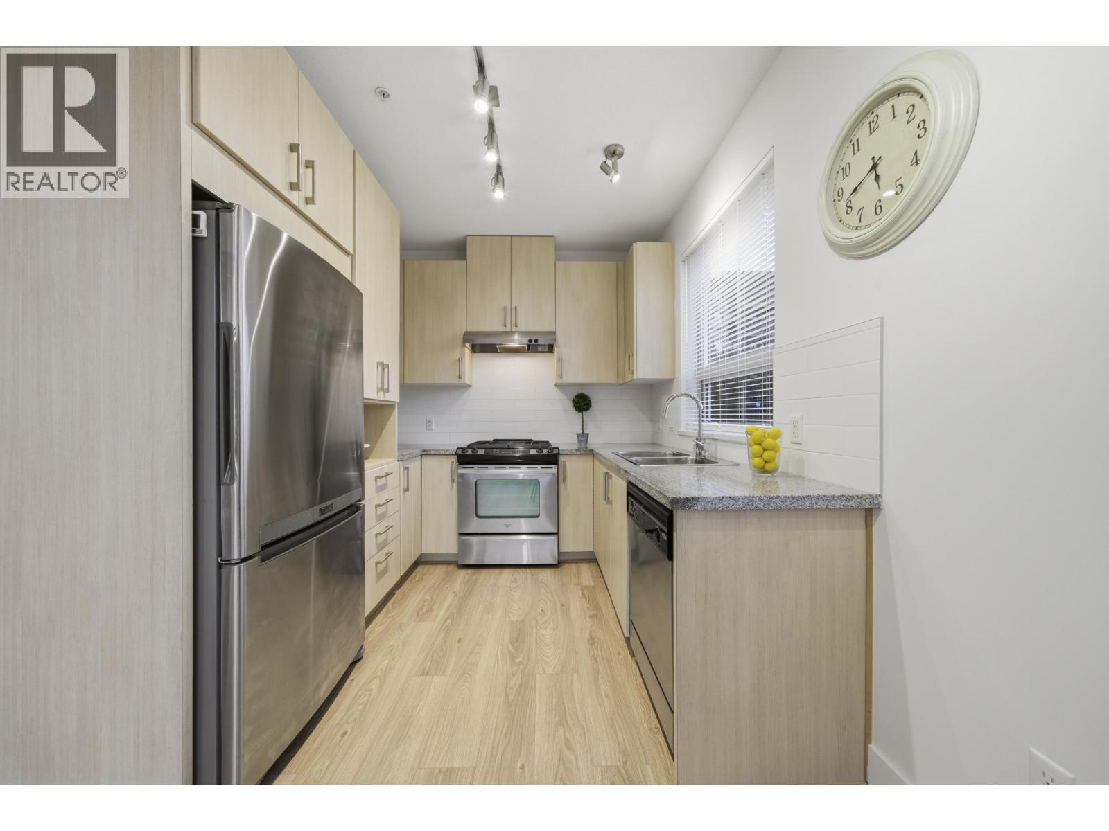 114 3178 Dayanee Springs Boulevard, Coquitlam, BC - Indoor Photo Showing Kitchen