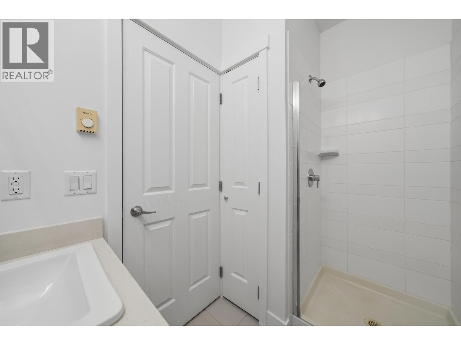 114 3178 Dayanee Springs Boulevard, Coquitlam, BC - Indoor Photo Showing Bathroom