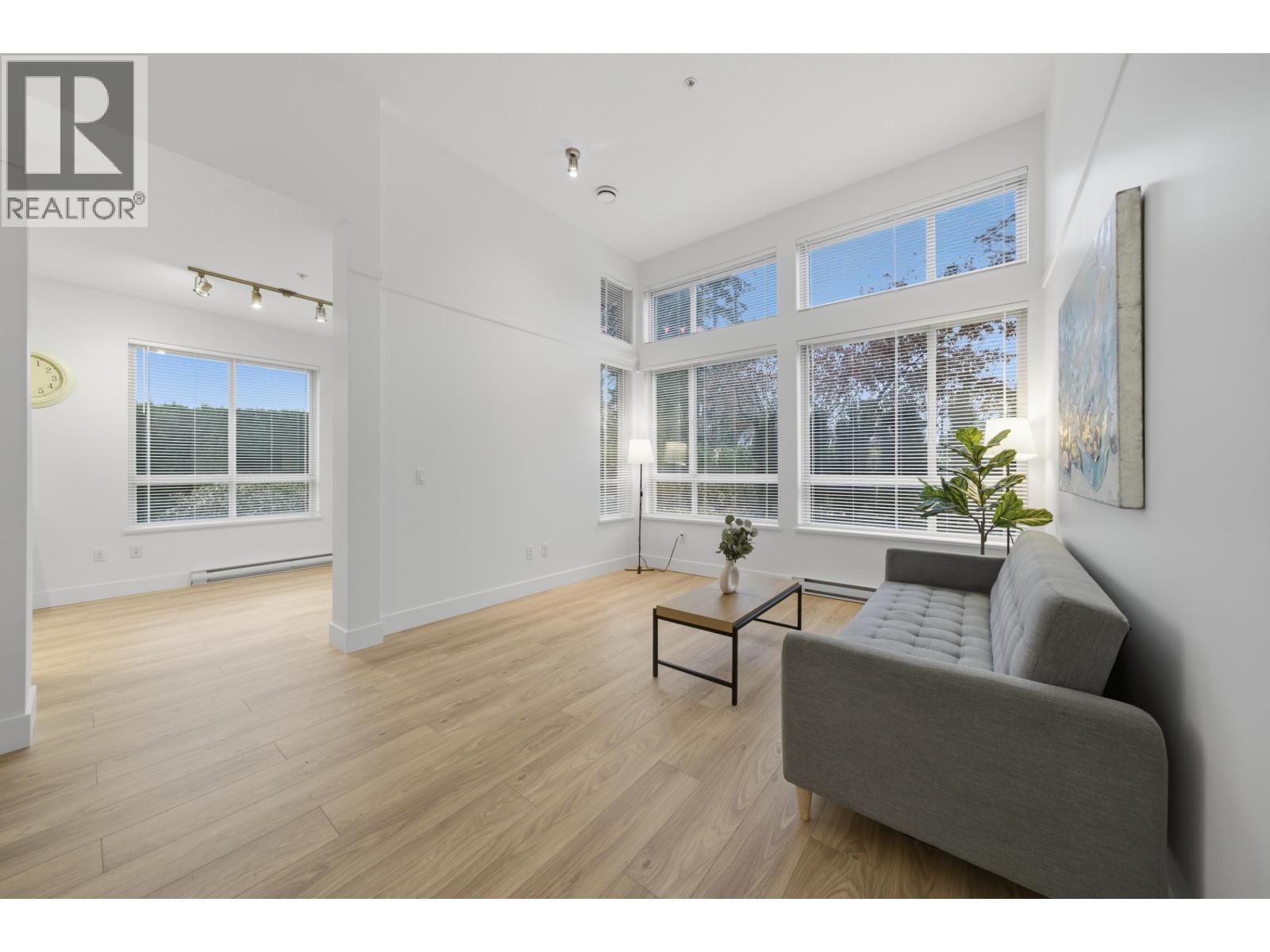 114 3178 Dayanee Springs Boulevard, Coquitlam, BC - Indoor Photo Showing Living Room