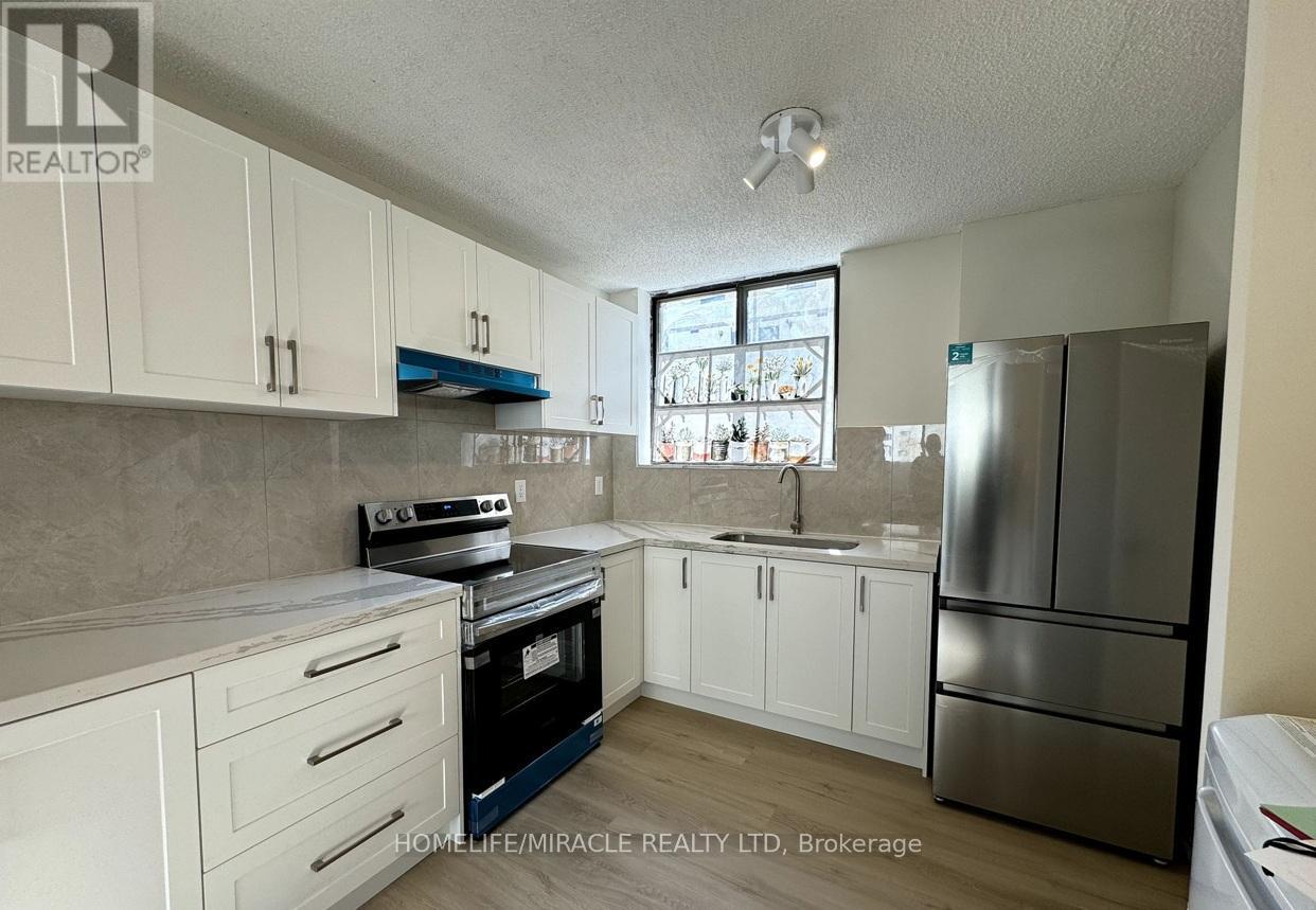 303 - 665 Kennedy Road, Toronto, ON - Indoor Photo Showing Kitchen With Stainless Steel Kitchen