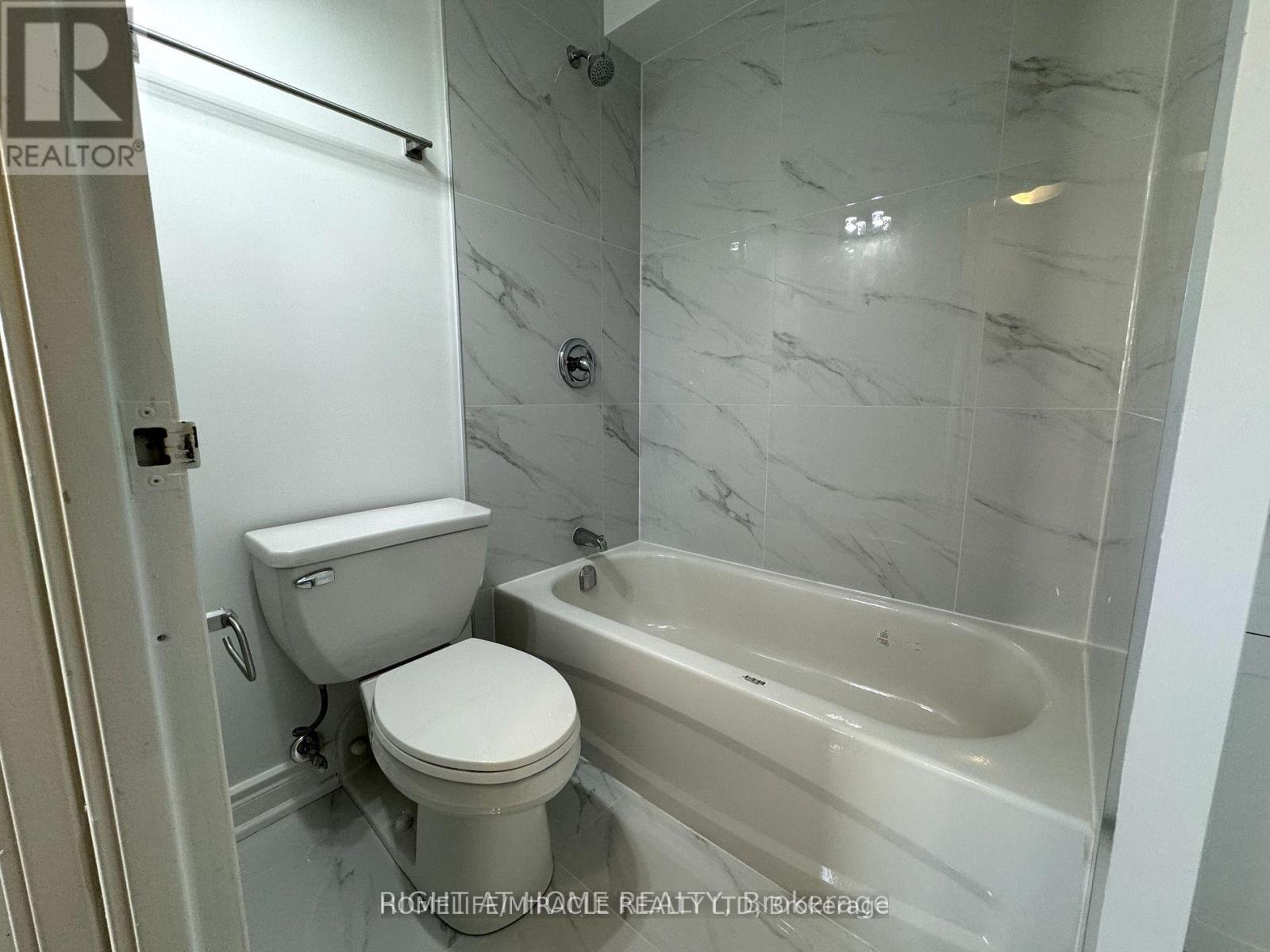303 - 665 Kennedy Road, Toronto, ON - Indoor Photo Showing Bathroom